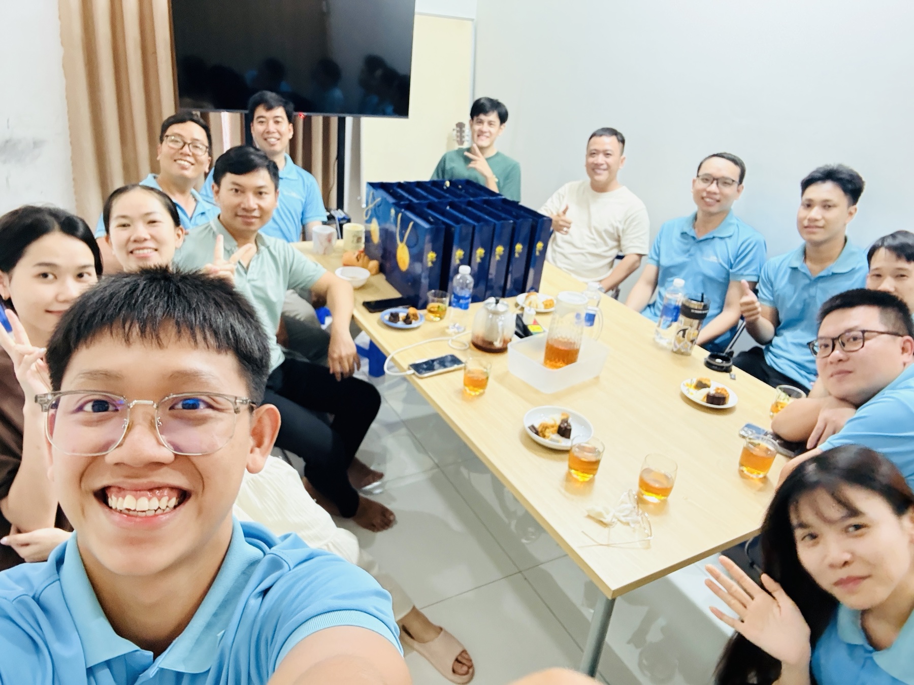 Các thành viên Cloudzone chụp ảnh selfie trong buổi tiệc trà mừng Trung thu