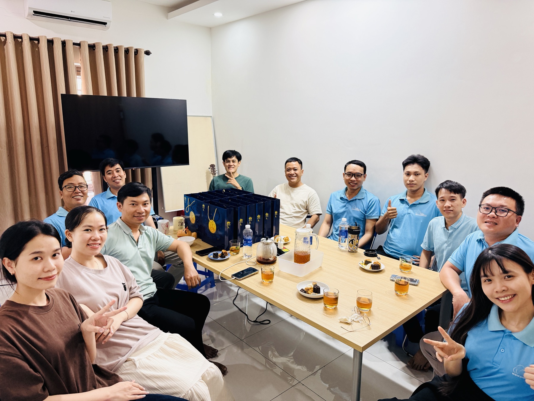 Cloudzone đón Trung thu sớm: hộp bánh trao tay và tiệc trà ấm cúng tại văn phòng